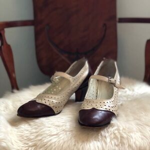 Vintage 1920’s style Cream and Brown Women's spectator Mary Jane Shoes size 9.5